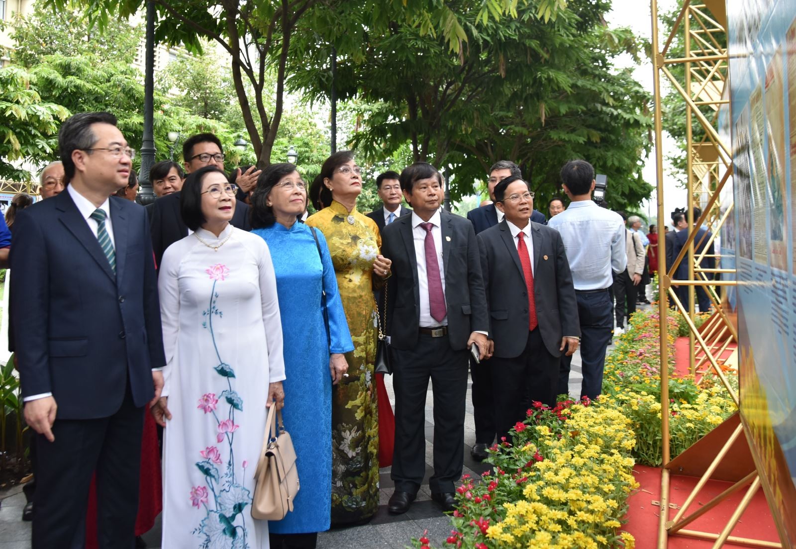 Phó Bí thư Thường trực Thành ủy TP Hồ Chí Minh Nguyễn Thanh Nghị và các đại biểu cùng tham quan không gian triển lãm sau lễ khai mạc. Phó Bí thư Thường trực Thành ủy TP Hồ Chí Minh Nguyễn Thanh Nghị và các đại biểu cùng tham quan không gian triển lãm sau lễ khai mạc.