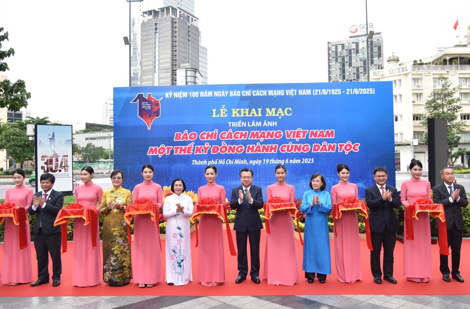 Các đại biểu thực hiện nghi thức cắt băng khai mạc triển lãm "Báo chí Cách mạng Việt Nam - Một thế kỷ đồng hành cùng dân tộc" vào sáng 19/6. Các đại biểu thực hiện nghi thức cắt băng khai mạc triển lãm "Báo chí Cách mạng Việt Nam - Một thế kỷ đồng hành cùng dân tộc" vào sáng 19/6.