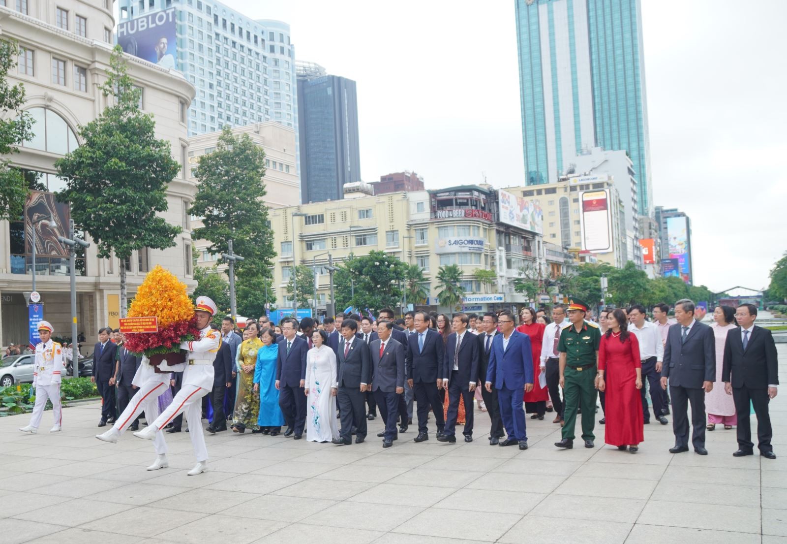 Trước lễ khai mạc, các đại biểu đã đến dâng hoa tại tượng đài Chủ tịch Hồ Chí Minh. Trước lễ khai mạc, các đại biểu đã đến dâng hoa tại tượng đài Chủ tịch Hồ Chí Minh.