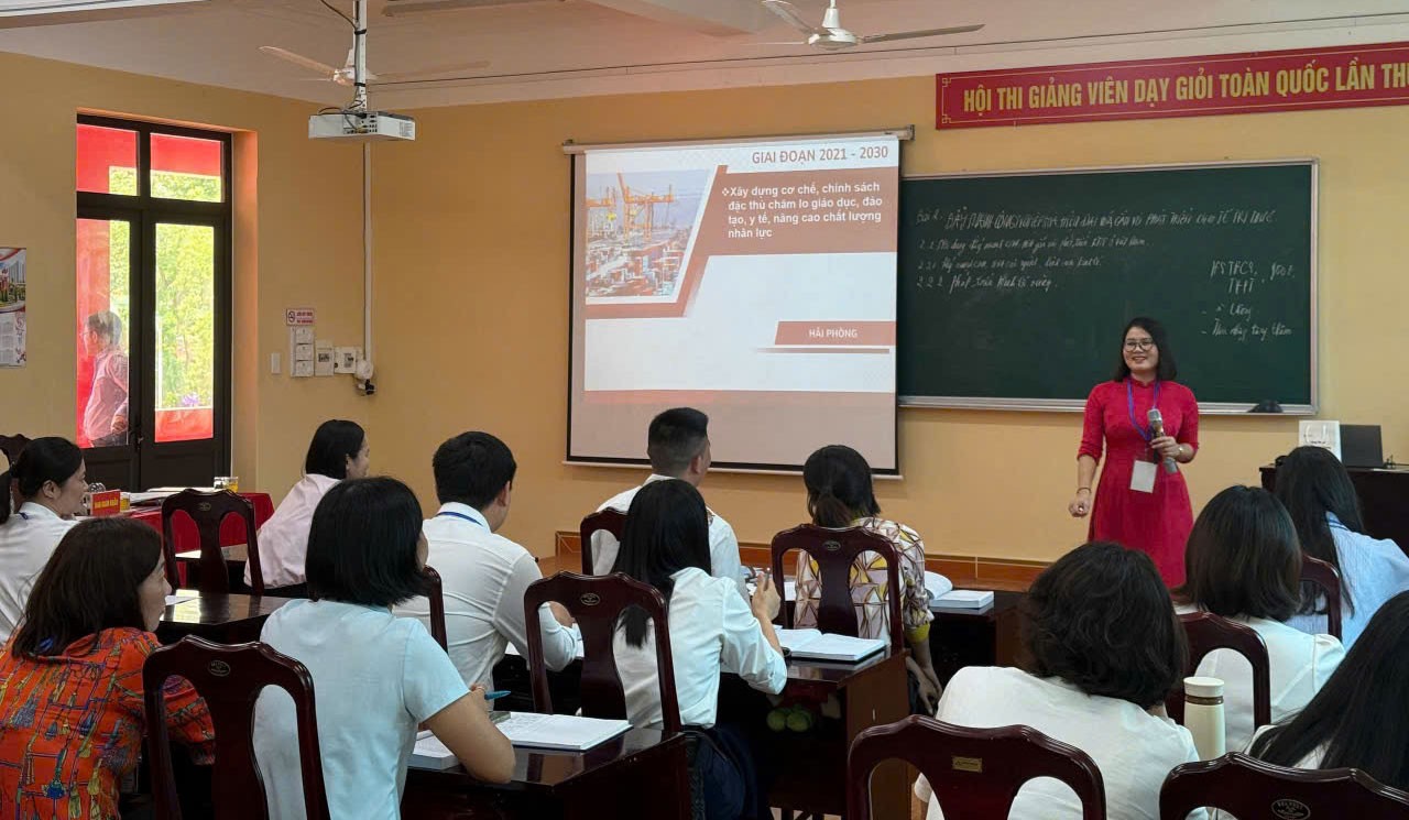 Thí sinh Trần Thị Nguyệt thực hiện phần thi ứng xử tình huống sư phạm. gi-ng.jpg
