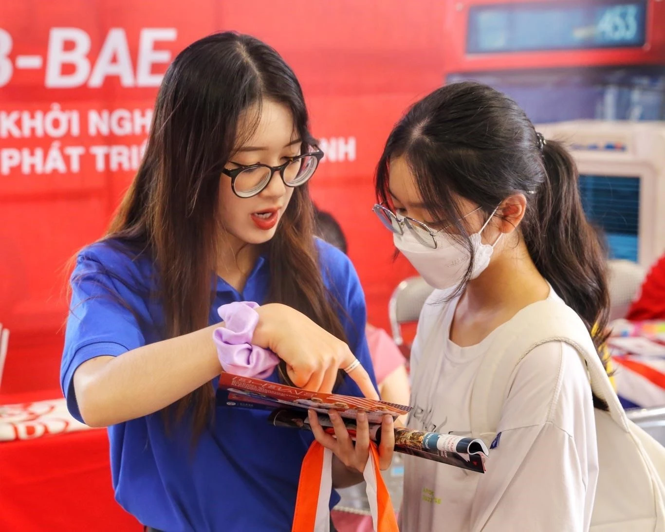 Thí sinh tìm hiểu thông tin tuyển sinh đại học 2025. Ảnh: TTXVN