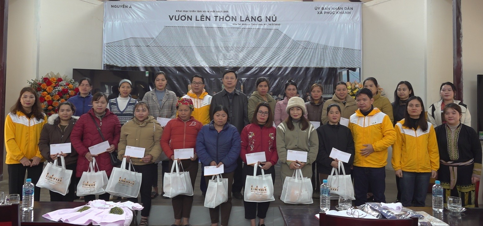 Hội viên phụ nữ nhận quà từ công ty. hoi-vien-phu-nuu-lang-nu-nhan-qua-tu-cong-ty-copy.jpg