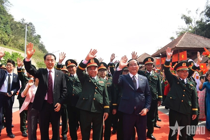 Thượng tướng Hoàng Xuân Chiến và các đại biểu tiễn Thượng tướng Đổng Quân.