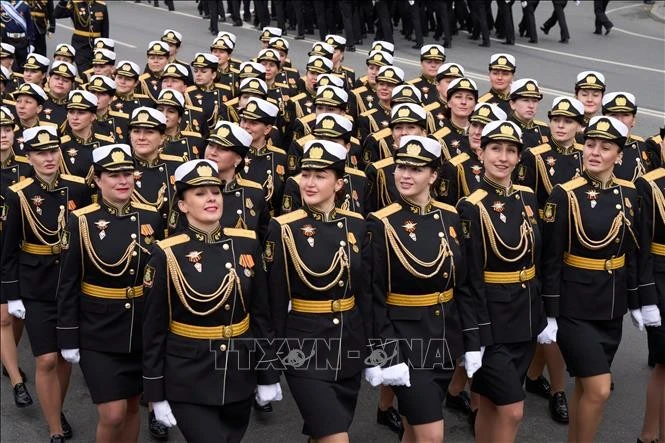 Nữ quân nhân tham gia lễ duyệt binh kỷ niệm 80 năm Ngày Chiến thắng phát xít tại thành phố Vladivostok, vùng Viễn Đông Nga ngày 9/5/2025. Ảnh: THX/TTXVN
