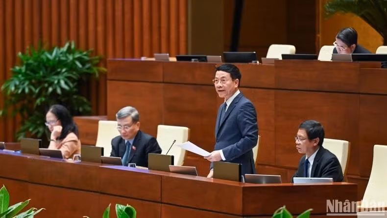 Bộ trưởng Khoa học và Công nghệ Nguyễn Mạnh Hùng phát biểu giải trình, làm rõ một số vấn đề đại biểu Quốc hội nêu. (Ảnh: BÙI GiANG)