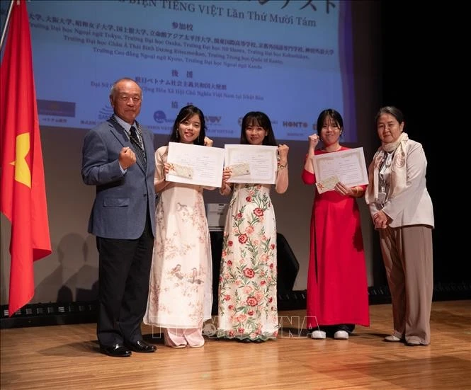 Ban tổ chức trao giải cho thí sinh xuất sắc nhất trong nhóm sinh viên sắp tốt nghiệp. Ảnh: Phạm Tuân/PV TTXVN tại Nhật Bản