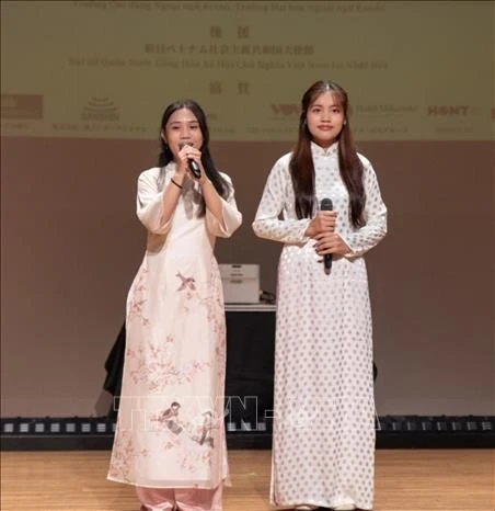 Các thí sinh trình diễn liên khúc các bài hát của Việt Nam. Ảnh: Phạm Tuân/PV TTXVN tại Nhật Bản