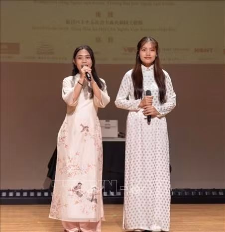 Các thí sinh trình diễn liên khúc các bài hát của Việt Nam. Ảnh: Phạm Tuân/PV TTXVN tại Nhật Bản