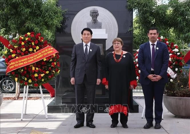 Chủ tịch nước Lương Cường và cựu Tổng thống Chile Michelle Bachelet tại lễ dâng hoa trước Tượng đài Chủ tịch Hồ Chí Minh ở Santiago de Chile. Ảnh: Lâm Khánh/TTXVN