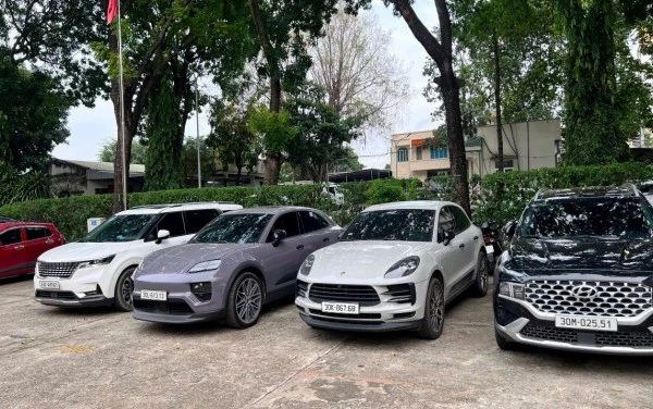 Xe hơi hạng sang Công an thu giữ từ các đối tượng.