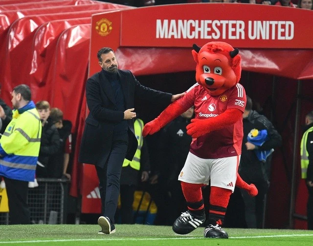 Van Nistelrooy sẽ chịu trách nhiệm dẫn dắt Man United thêm 3 trận