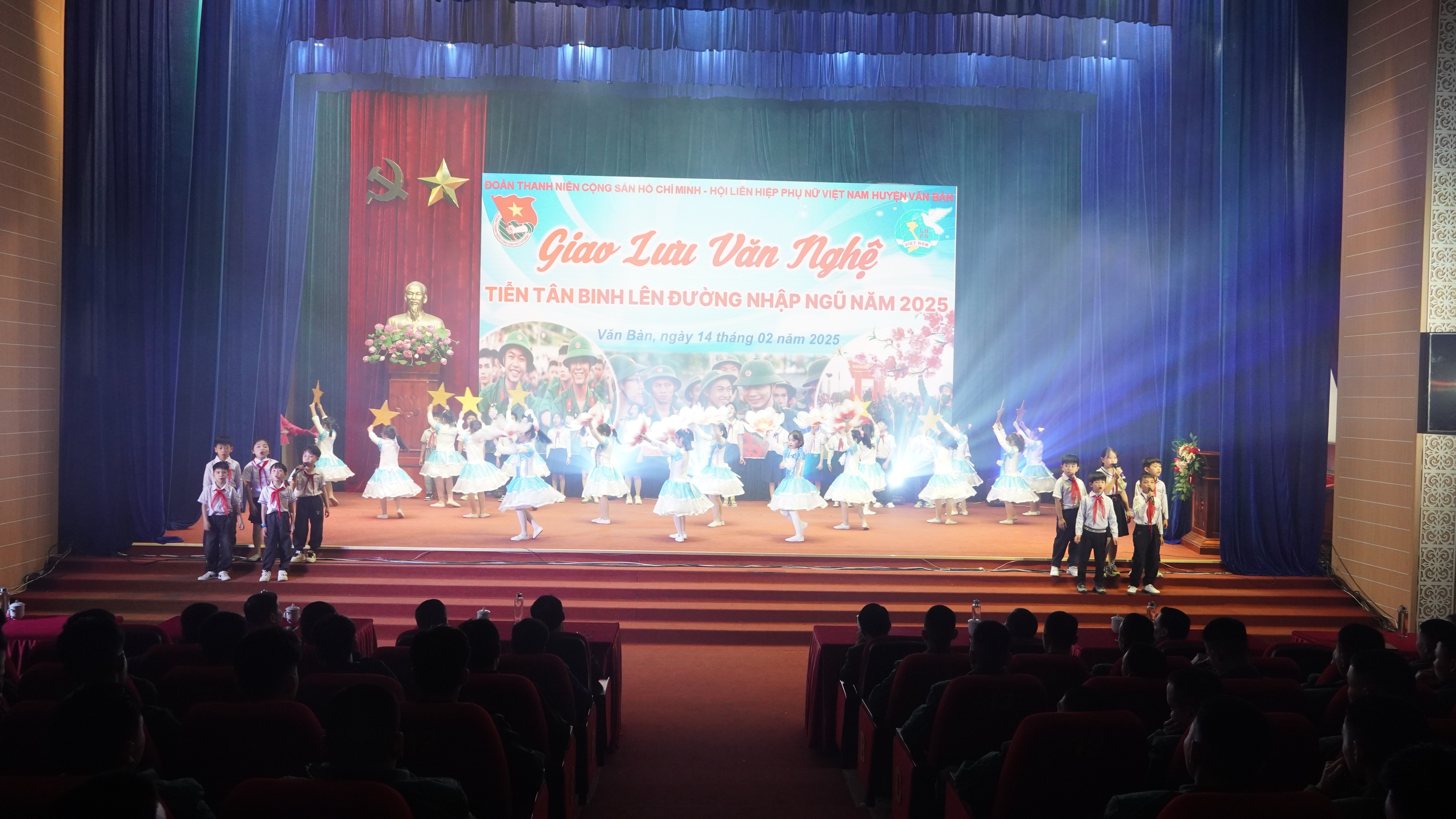 Quang cảnh đêm giao lưu văn nghệ. quang-canh.jpg