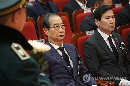 Thủ tướng Han Duck-soo (giữa) và Thứ trưởng Quốc phòng Kim Seon-ho (phải). Ảnh: Yonhap