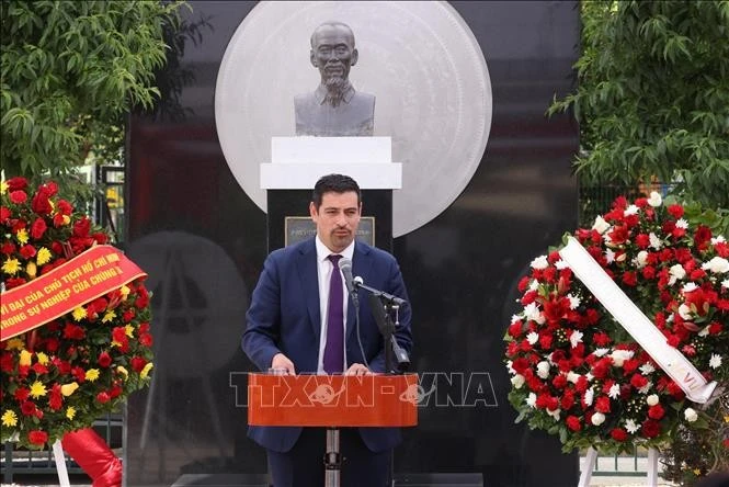 Quận trưởng Cerro Navia Mauro Tamayo phát biểu tại lễ dâng hoa trước Tượng đài Chủ tịch Hồ Chí Minh. Ảnh: Lâm Khánh/TTXVN