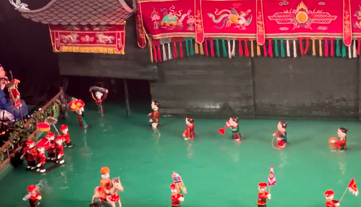 Múa rối nước là một trong những nét văn hóa dân gian độc đáo của các tỉnh vùng đồng bằng sông Hồng. b3.jpg