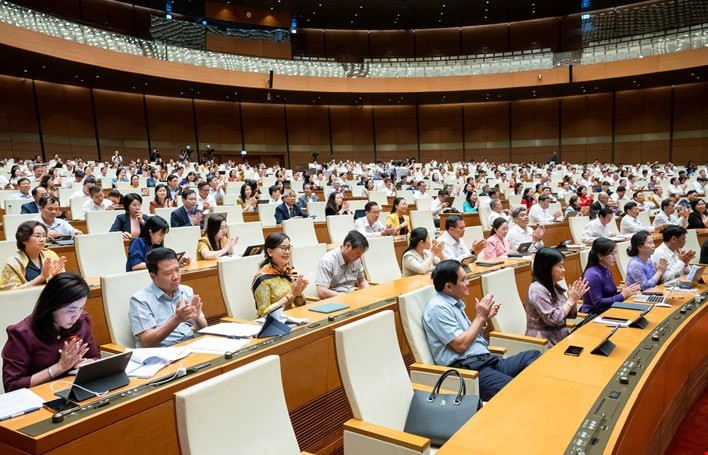 Ngày 5-5, tại kỳ họp thứ chín, Quốc hội khóa XV, với tỷ lệ 100% đại biểu có mặt biểu quyết tán thành, Quốc hội đã chính thức thông qua Nghị quyết về việc sửa đổi, bổ sung một số điều của Hiến pháp năm 2013. Ảnh: Trọng Quỳnh Ngày 5-5, tại kỳ họp thứ chín, Quốc hội khóa XV, với tỷ lệ 100% đại biểu có mặt biểu quyết tán thành, Quốc hội đã chính thức thông qua Nghị quyết về việc sửa đổi, bổ sung một số điều của Hiến pháp năm 2013. Ảnh: Trọng Quỳnh