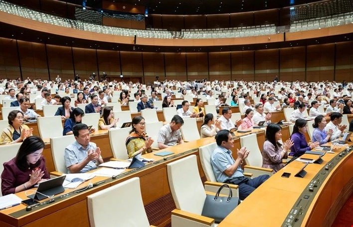 Ngày 5-5, tại kỳ họp thứ chín, Quốc hội khóa XV, với tỷ lệ 100% đại biểu có mặt biểu quyết tán thành, Quốc hội đã chính thức thông qua Nghị quyết về việc sửa đổi, bổ sung một số điều của Hiến pháp năm 2013. Ảnh: Trọng Quỳnh