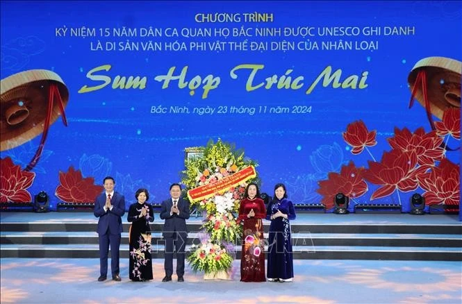 Phó Chủ tịch Quốc hội Nguyễn Thị Thanh (thứ hai, từ phải sang) tặng hoa chúc mừng Lễ kỷ niệm. Ảnh: Thái Hùng/TTXVN