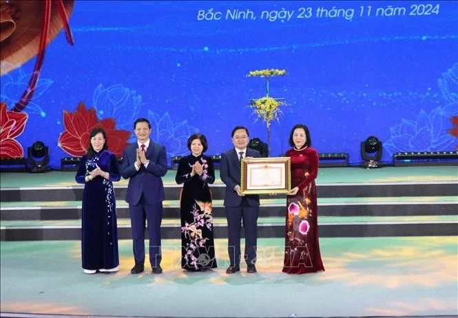 Phó Chủ tịch Quốc hội Nguyễn Thị Thanh (ngoài cùng bên phải) trao Bằng khen của Thủ tướng Chính phủ tặng Đảng bộ, Chính quyền và Nhân dân tỉnh Bắc Ninh vì có thành tích xuất sắc trong công tác bảo tồn, phát huy giá trị di sản Dân ca Quan họ Bắc Ninh. Ảnh: Thái Hùng/TTXVN