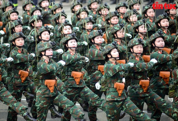 Khối binh chủng thông tin liên lạc đi ngang qua lễ đài.