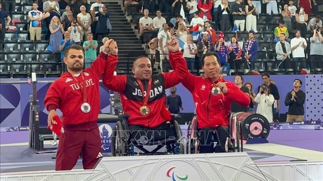 Lực sỹ Lê Văn Công xuất sắc giành HCĐ hạng 49kg môn cử tạ Paralympic 2024. Ảnh: TTXVN Lực sỹ Lê Văn Công xuất sắc giành HCĐ hạng 49kg môn cử tạ Paralympic 2024. Ảnh: TTXVN