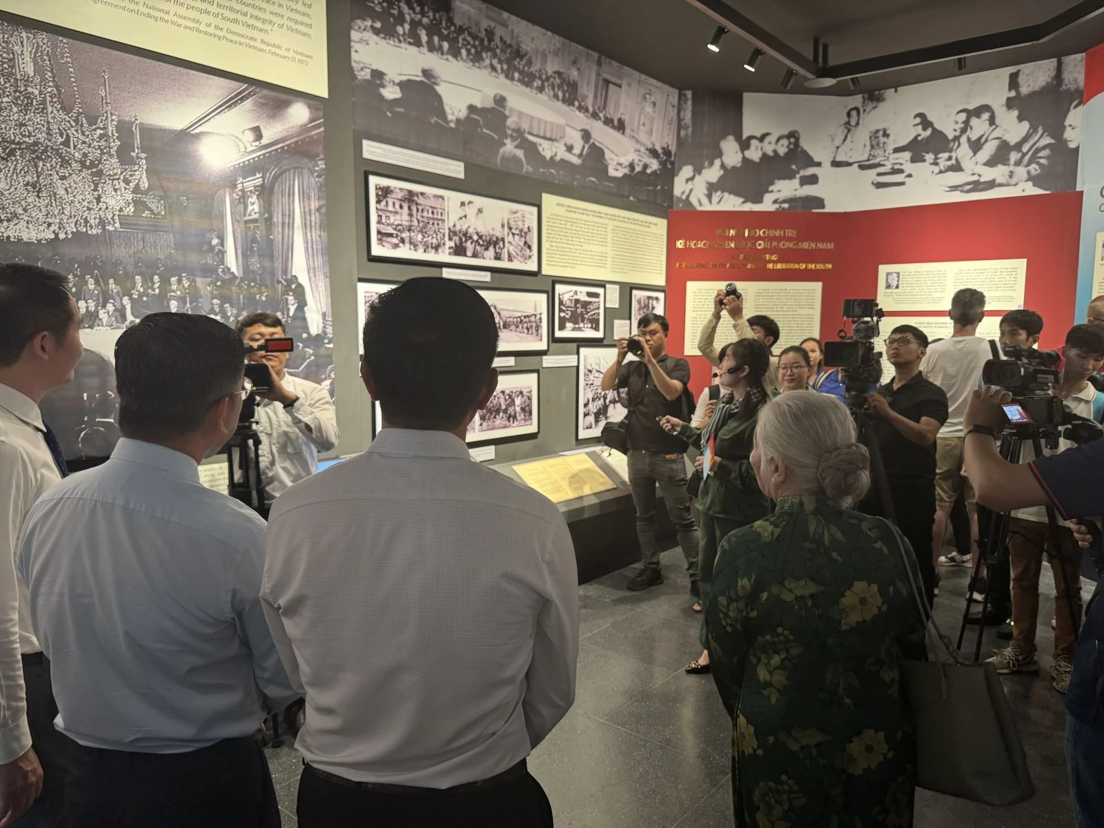 Đông đảo công chúng và du khách lắng nghe thuyết trình về chuyên đề.