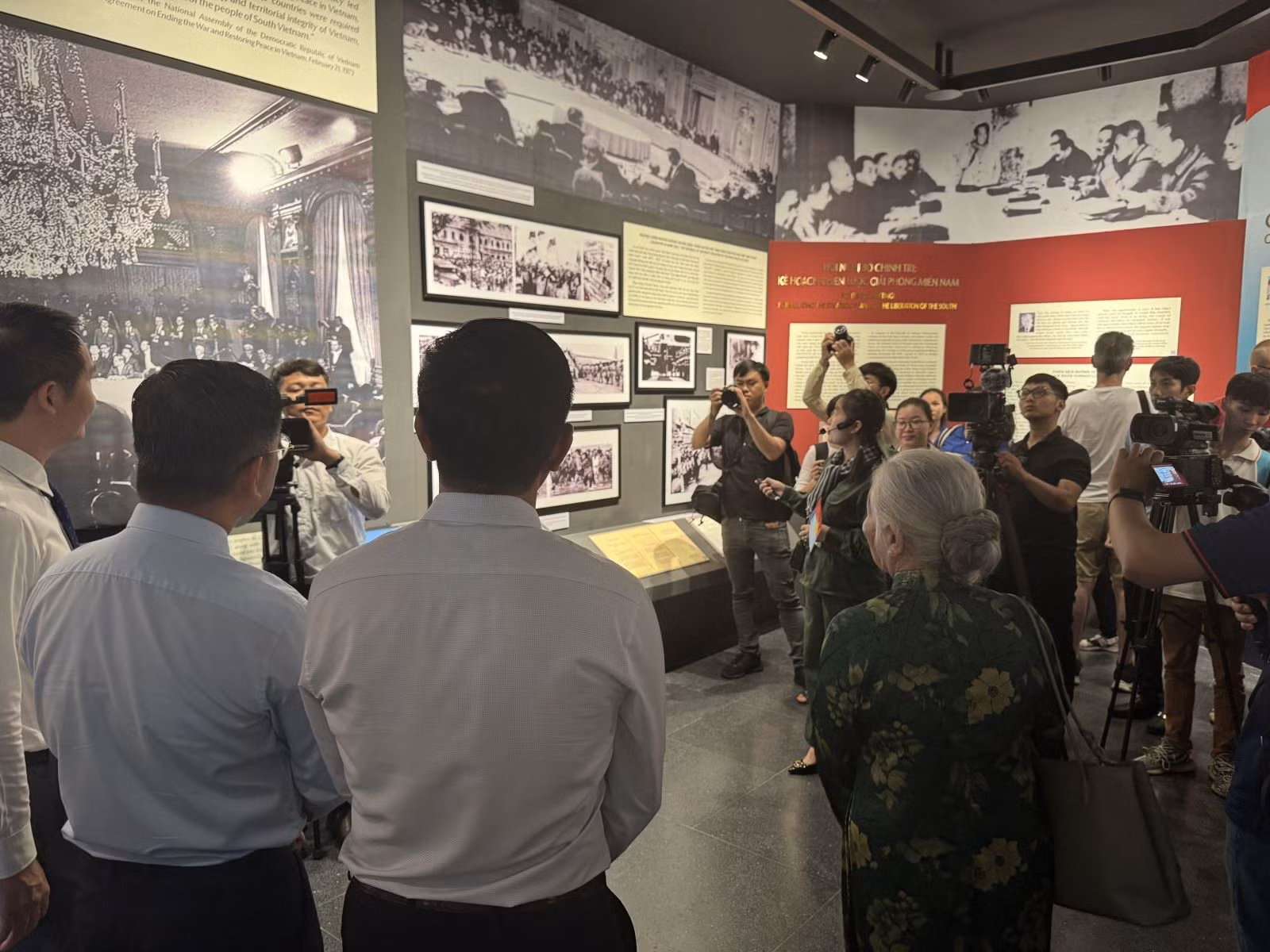 Đông đảo công chúng và du khách lắng nghe thuyết trình về chuyên đề.