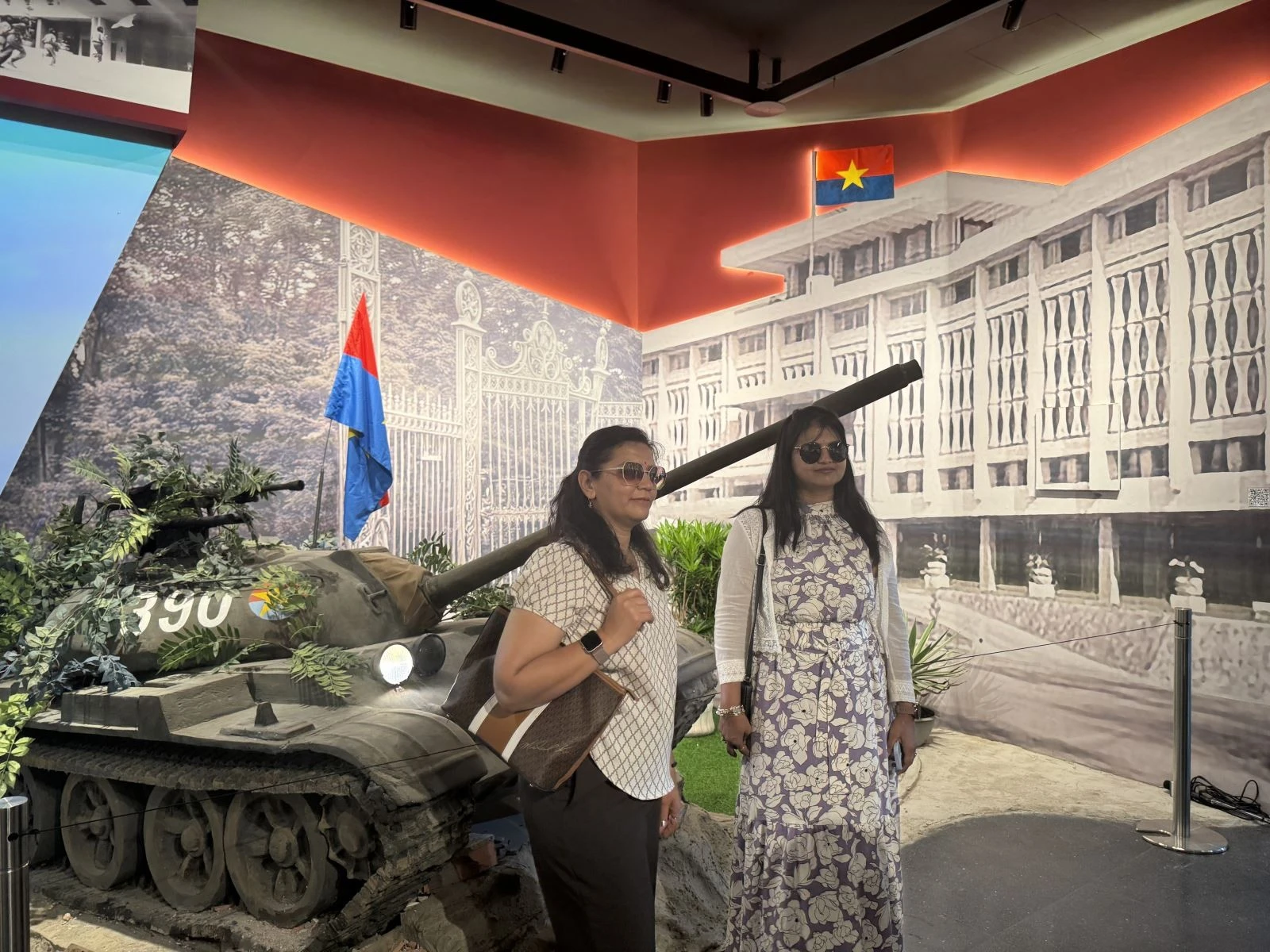 Du khách nước ngoài chụp ảnh lưu niệm cùng mô hình xe tăng 390.