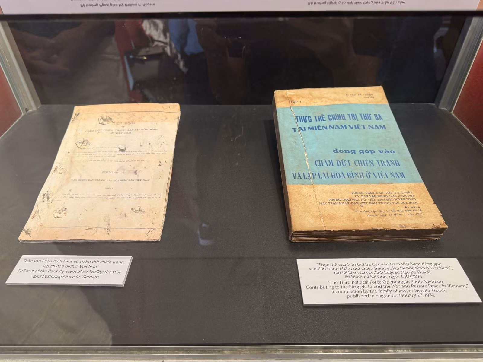 Những hiện vật được gia đình bà Ngô Thị Phương Thiện trao lại cho Bảo tàng trưng bày.