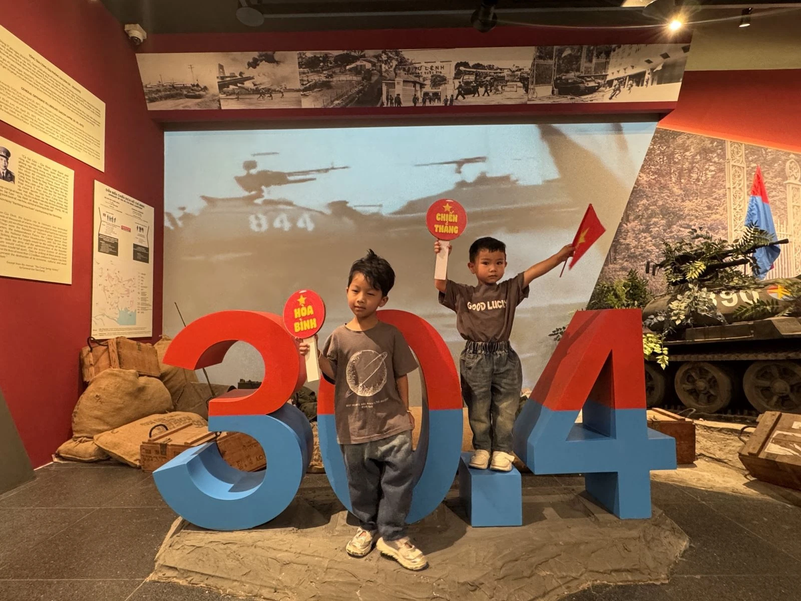 Hai bé từ tận An Giang được ba mẹ đưa đến Bảo tàng Chứng tích Chiến tranh tham quan, chụp ảnh.