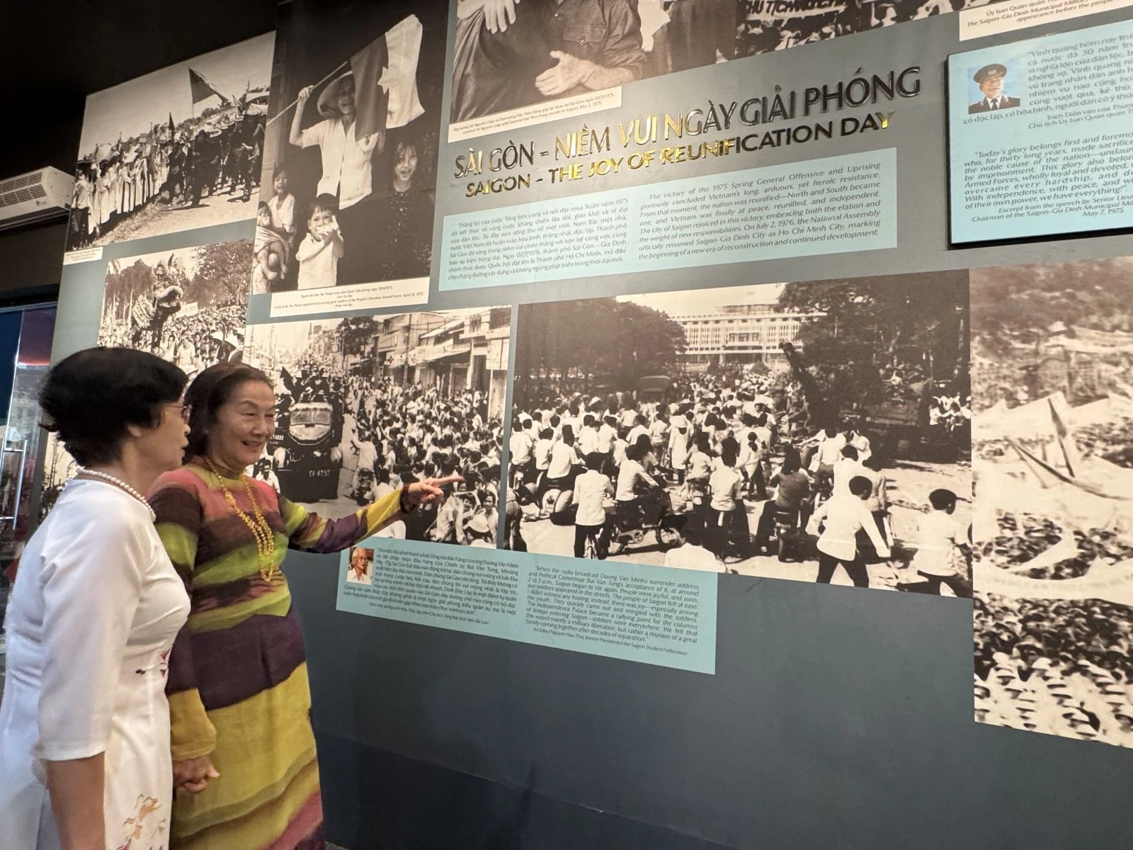 Bà Ngô Thị Phương Thiện, Tổng Thư ký Ủy ban Hòa bình TP Hồ Chí Minh xúc động xem lại những bức ảnh và kỷ vật.