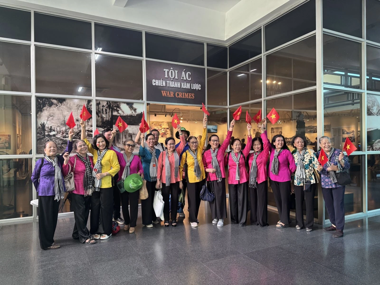 Các bà, các mẹ cùng lưu giữ lại khoảnh khắc tại Bảo tàng Chứng tích Chiến tranh.