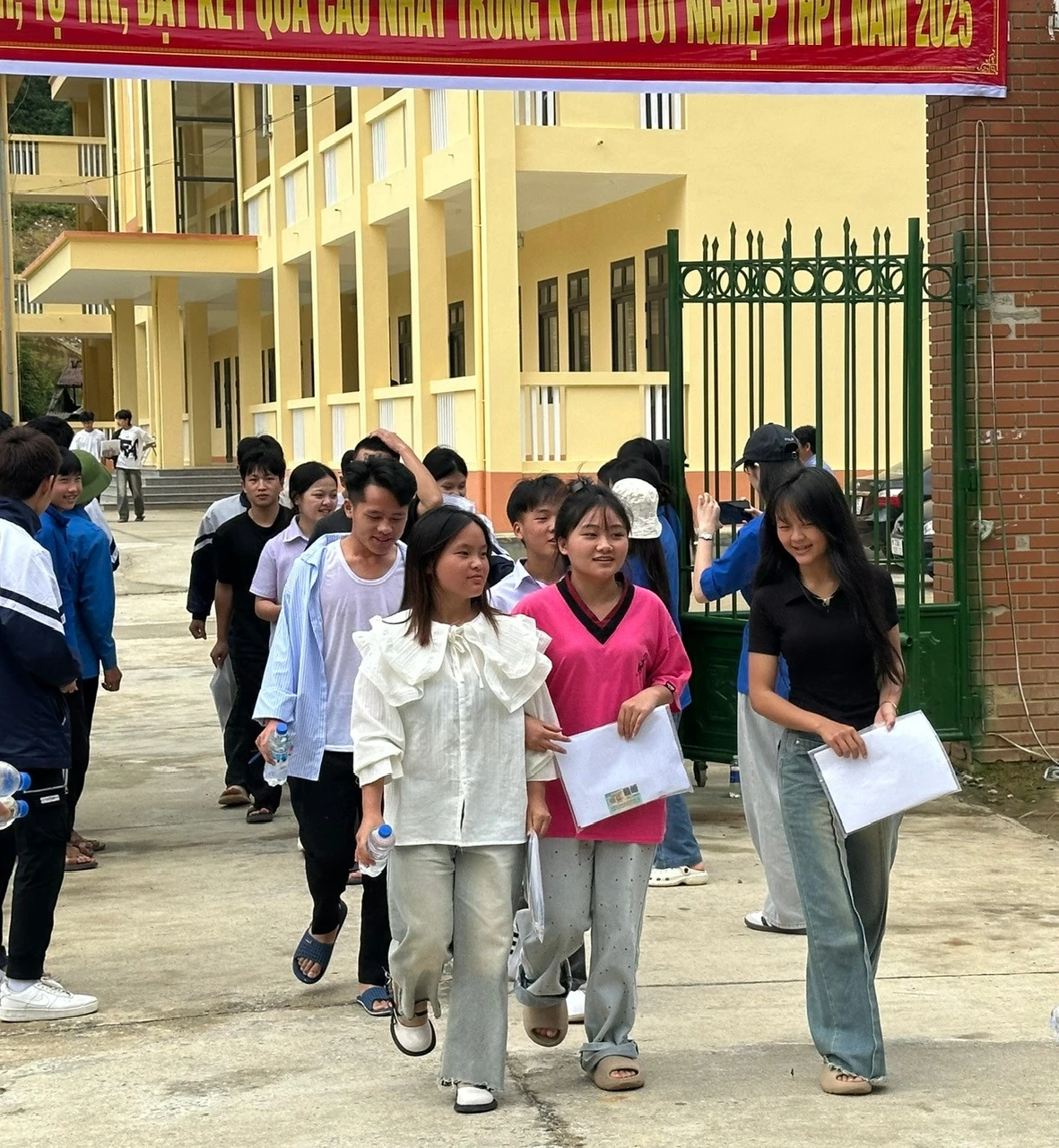 Các thí sinh rời phòng thi với tâm trạng phấn khởi.