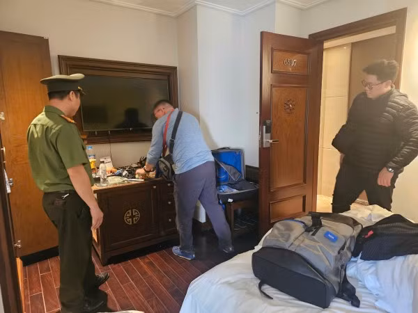 Các trinh sát Cục Quản lý xuất nhập cảnh kiểm tra nơi lưu trú của đối tượng.