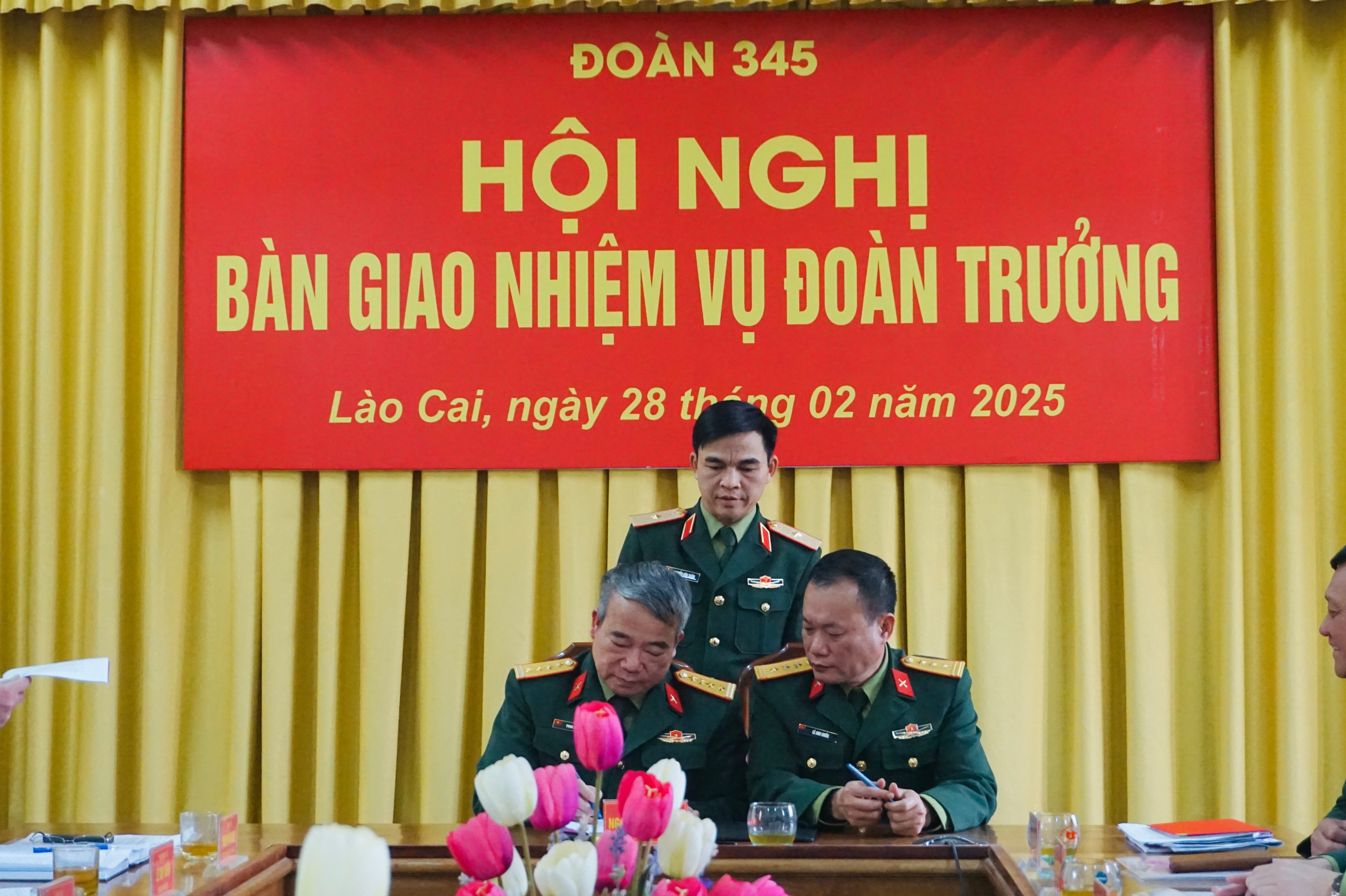 Thủ trưởng Bộ Tư lệnh Quân khu 2 chứng kiến ký kết bàn giao. thu-truong-bo-tu-lenh-quan-khu-va-cac-co-quan-quan-khu-chung-kien-ky-ket-ban-giao.jpg