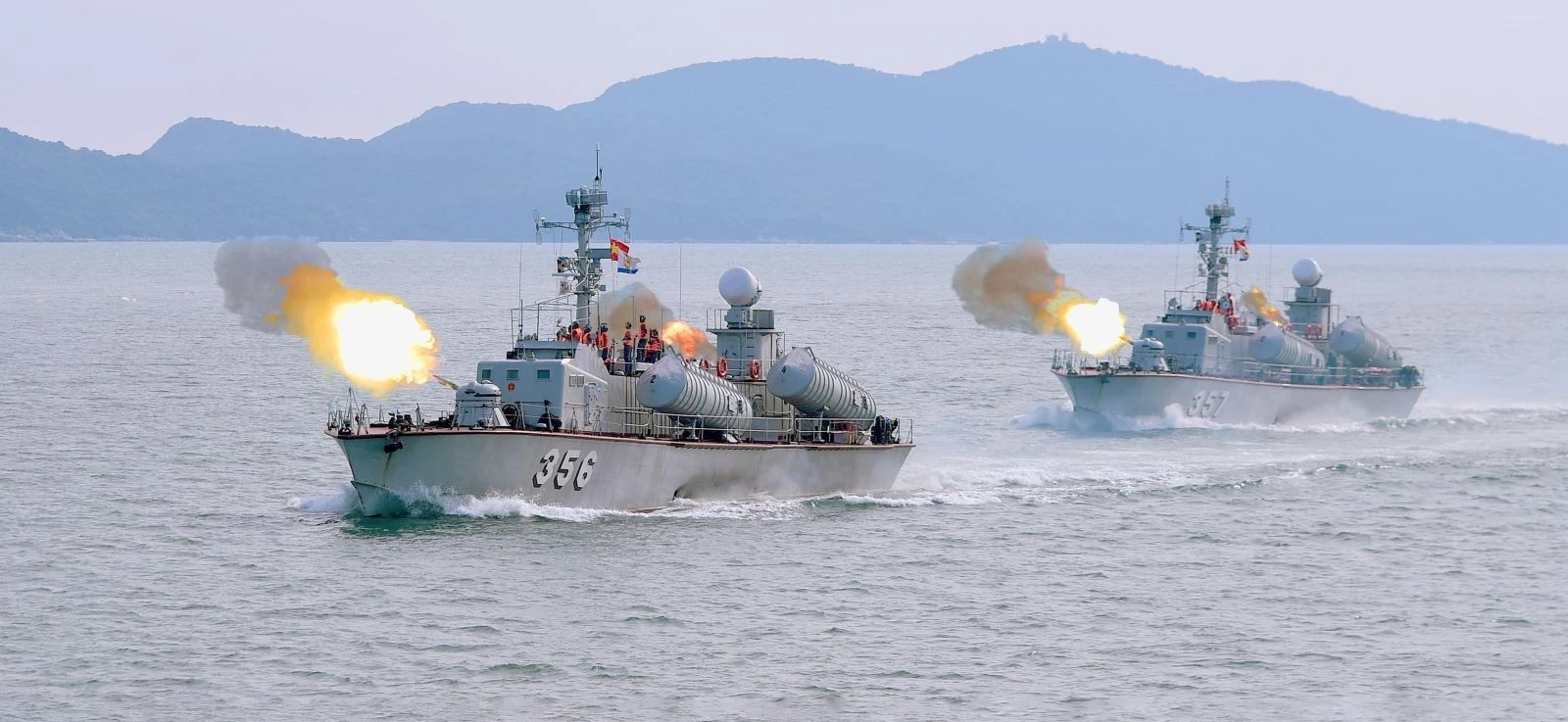 Tàu 356 và 357 của Lữ đoàn 170, Vùng 1 Hải quân huấn luyện bắn đạn thật trên biển.