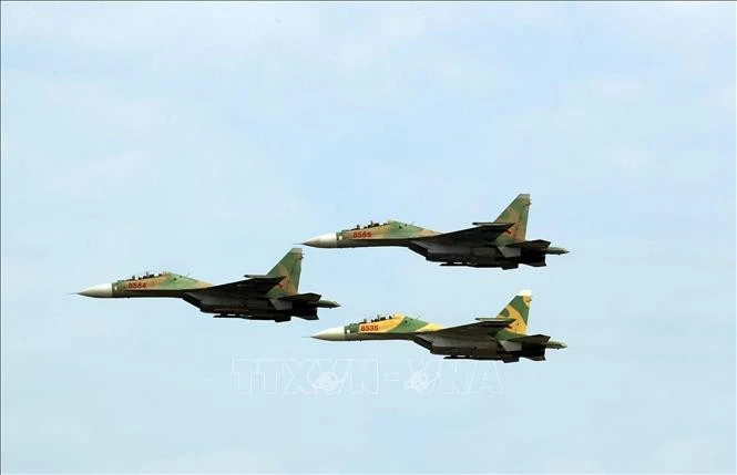 Biên đội máy bay tiêm kích Su-30MK2 bay biểu diễn ở độ cao thấp. Ảnh: Huy Hùng/TTXVN