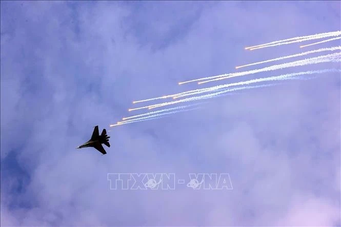 Biên đội máy bay tiêm kích Su-30MK2 bay biểu diễn nhả đạn nhiễu chào mừng khai mạc Triển lãm Quốc phòng quốc tế Việt Nam 2024. Ảnh: Huy Hùng/TTXVN