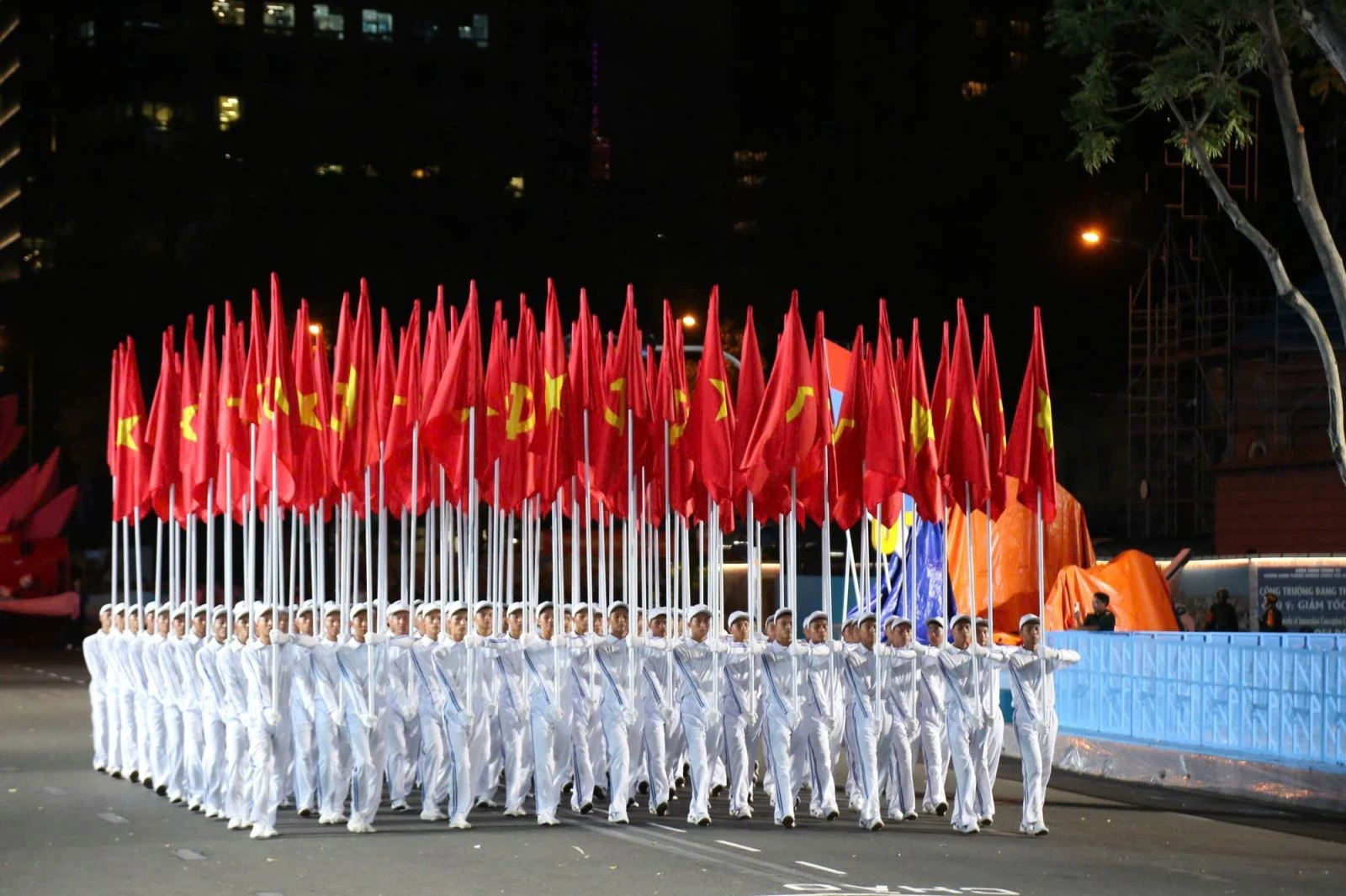 Khối cờ Đảng, cờ Tổ quốc tham gia lễ diễu binh, diễu hành dịp 30/4 hợp luyện trên đường Lê Duẩn.