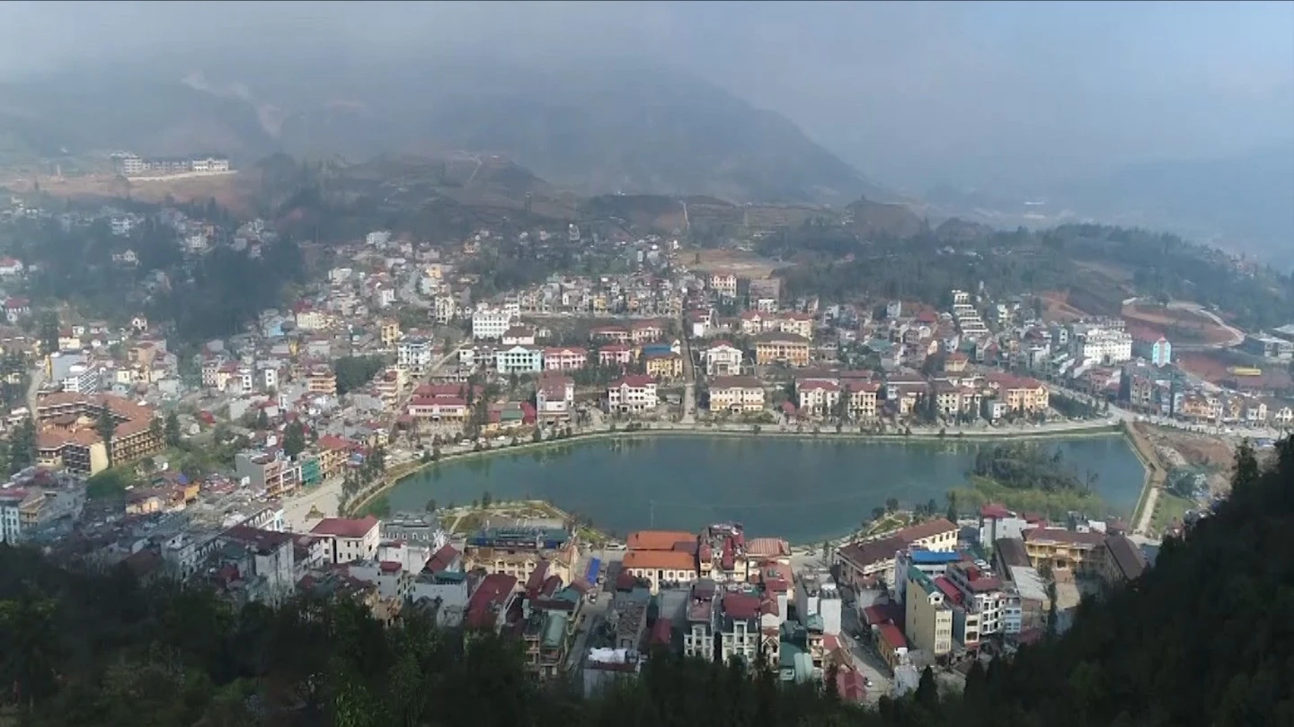trung-tam-thi-xa-sa-pa-nhin-tu-tren-nui-ham-rong-ve-huong-khu-trung-tam-hanh-chinh-cua-thi-xa-sa-pa-229.jpg