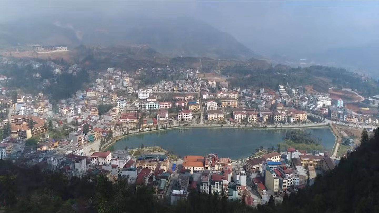 trung-tam-thi-xa-sa-pa-nhin-tu-tren-nui-ham-rong-ve-huong-khu-trung-tam-hanh-chinh-cua-thi-xa-sa-pa-229.jpg