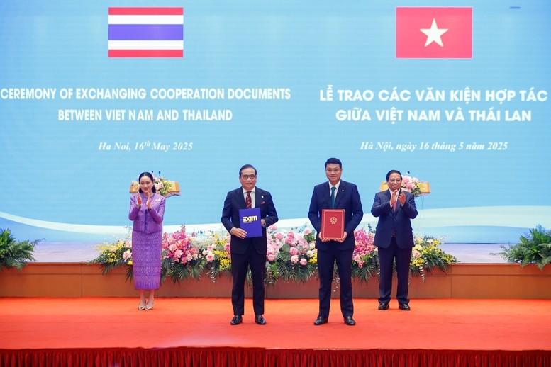 Thủ tướng Phạm Minh Chính và Thủ tướng Thái Lan Paetongtarn Shinawatra chứng kiến trao Thỏa thuận hợp tác toàn diện giữa Ngân hàng BIDV và Ngân hàng Xuất nhập khẩu Thái Lan - Ảnh: VGP/Nhật Bắc
