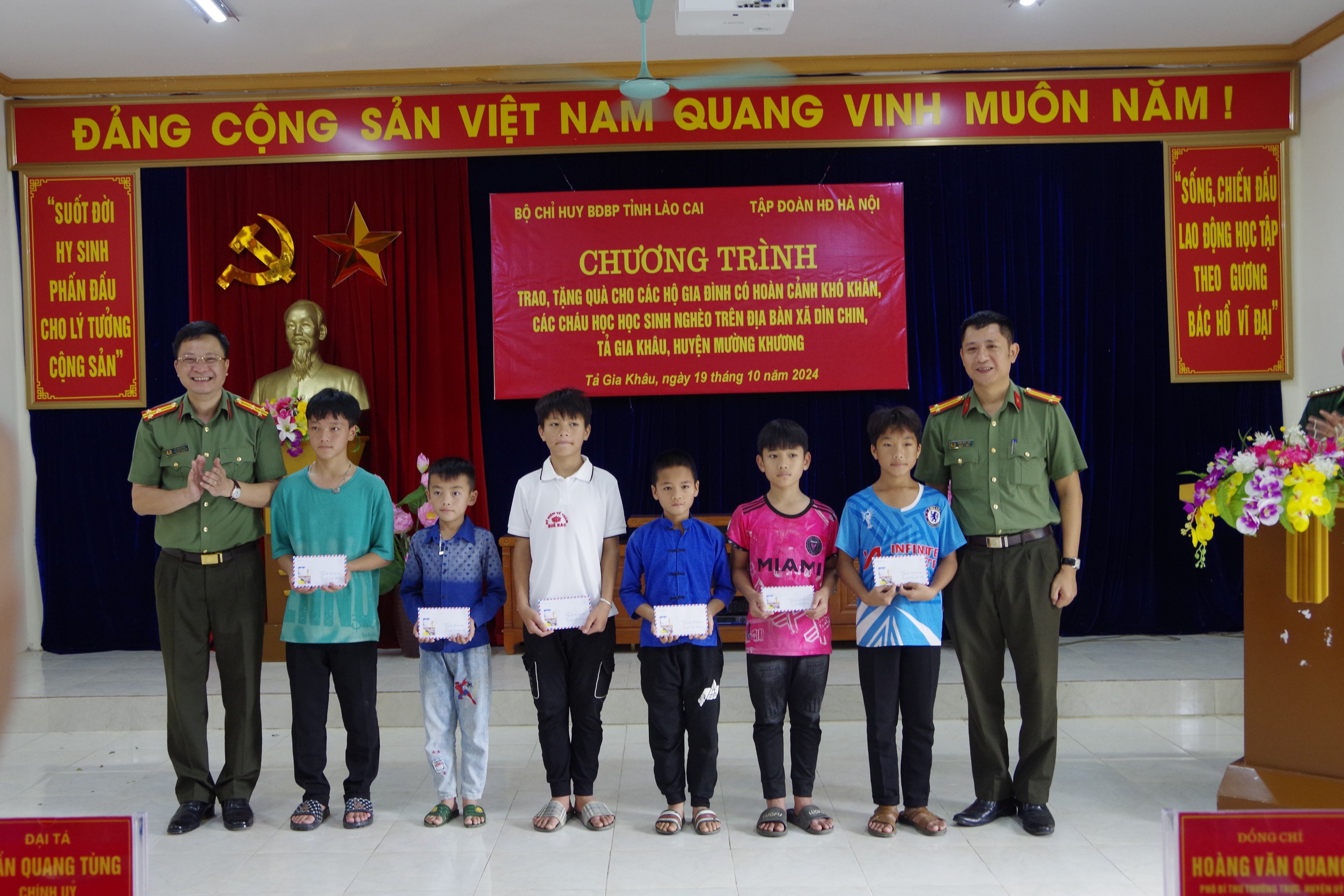Đại diện Học viện An ninh nhân dân trao học bổng cho học sinh nghèo. 3dai-dien-hoc-vien-an-ninh-nhan-dan-trao-hoc-bong-cho-cac-chau-hoc-sinh-ngheo-5003.jpg