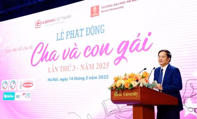 Nhà báo Hồ Minh Chiến - Tổng Biên tập Tạp chí Gia đình Việt Nam, Trưởng Ban tổ chức cuộc thi viết "Cha và con gái" phát biểu tại lễ phát động cuộc thi sáng ngày 14/3.