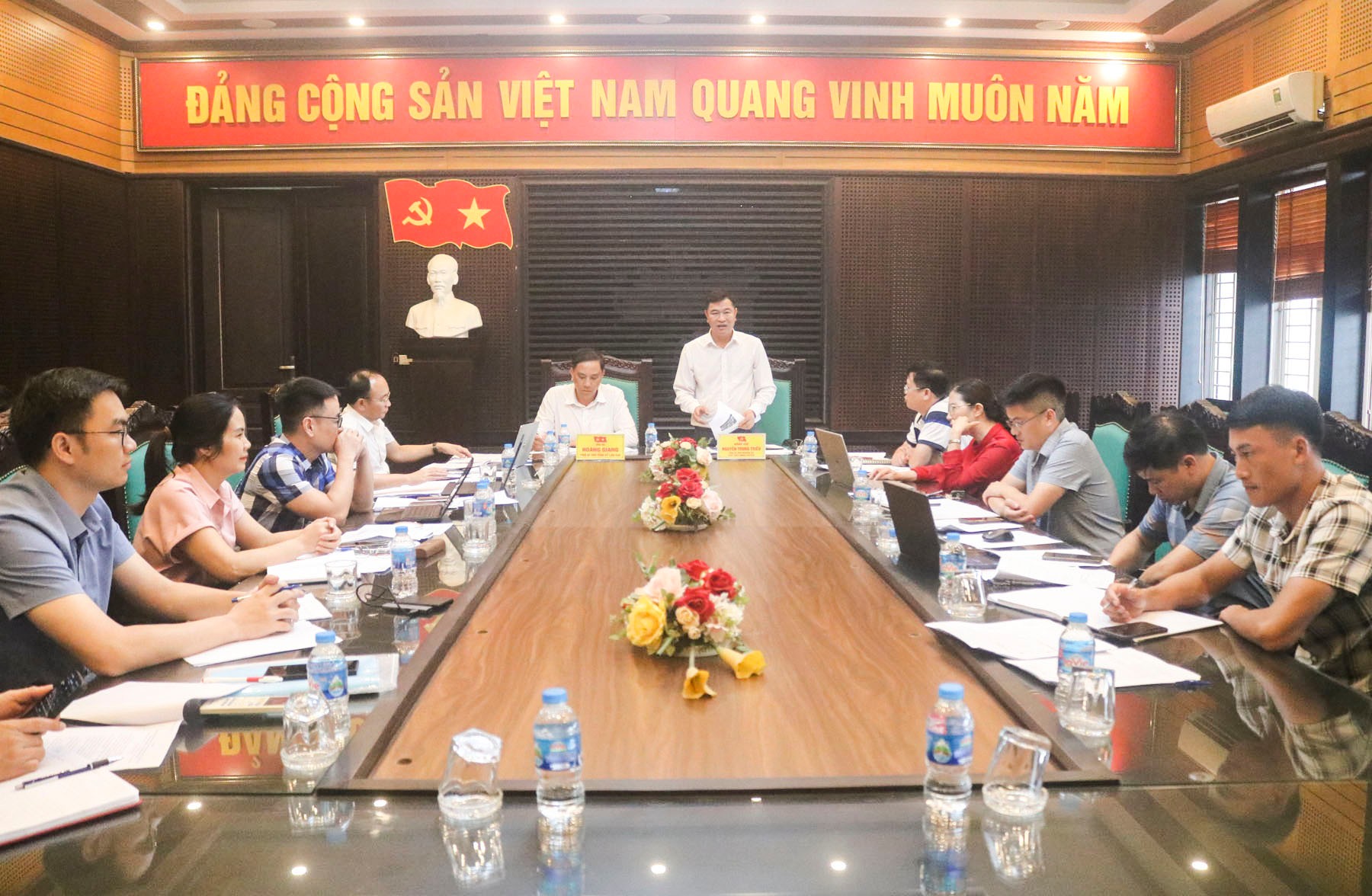 Quang cảnh buổi làm việc. quang-canh-buoi-lam-viec.jpg