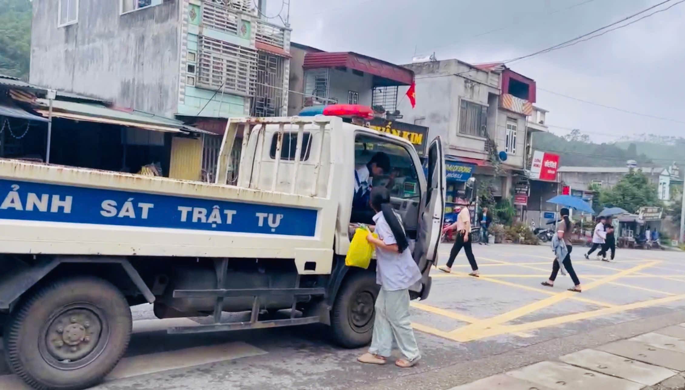 Traffic police promptly brought 2 students to the exam location safely. anh-3-luc-luong-canh-sat-giao-thong-lao-cai-kip-thoi-dua-02-em-hoc-sinh-den-dia-diem-thi-an-toan-f.jpg