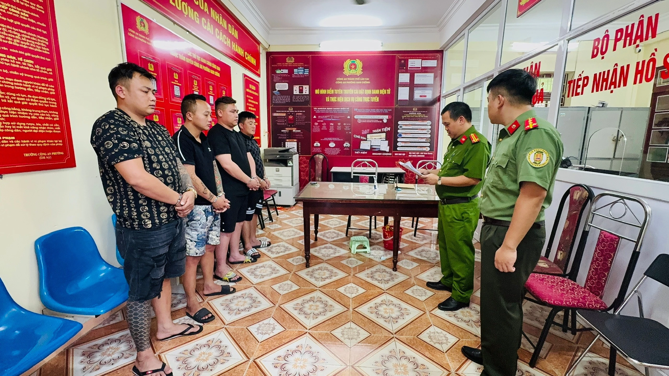 Ảnh 1. Thi hành lệnh giữ người trong trường hợp khẩn cấn đối với 4 đối tượng.jpg