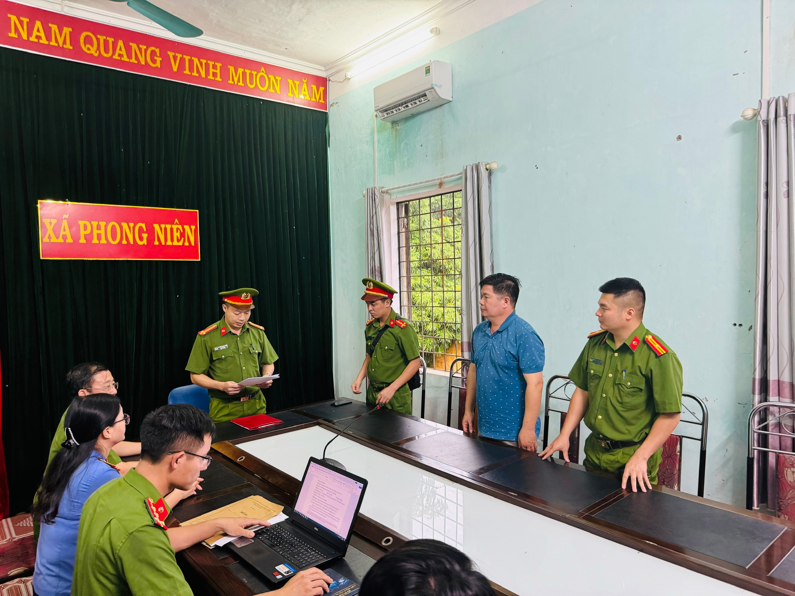 Thi hành lệnh bắt và khám xét nơi ở của bị can Phạm Viết Hưng. Ảnh 1. Thi hành lệnh bắt và khám xét nơi ở của bị can Phạm Viết Hưng, Phó chủ tịch UBND xã Phong Niên (3).jpg