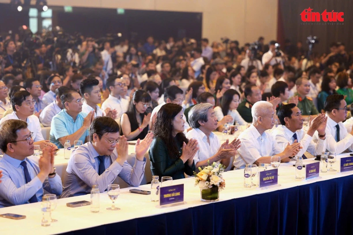 Các đại biểu tham dự lễ khai mạc.