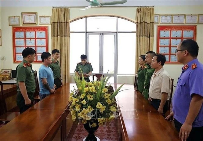 Cơ quan điều tra Công an tỉnh Lạng Sơn ra Lệnh giữ người trong trường hợp khẩn cấp đối với Lê Việt Hùng (áo xanh), để điều tra hành vi cưỡng đoạt tài sản.